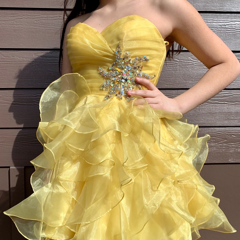 Yellow short homecoming/event dress ❗️